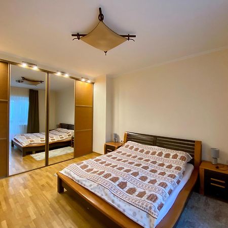 Family Apartment Near The University Чернивци Екстериор снимка