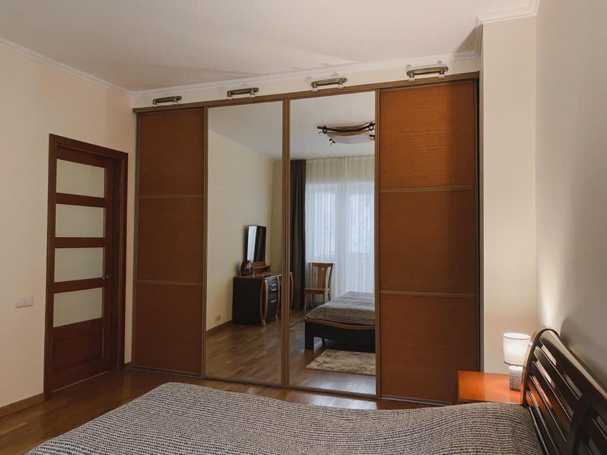 Family Apartment Near The University Чернивци Екстериор снимка
