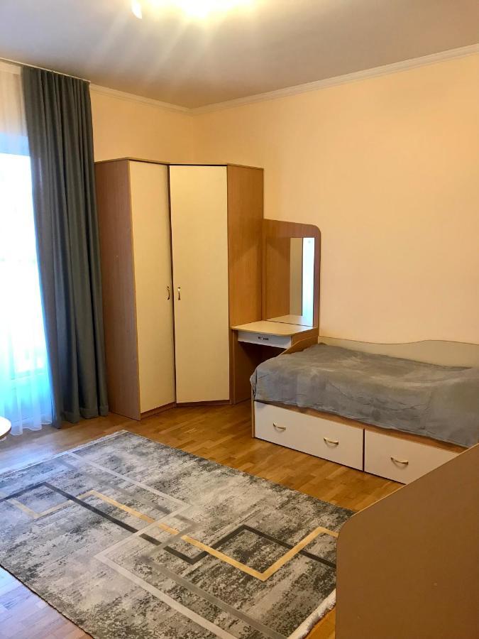Family Apartment Near The University Чернивци Екстериор снимка