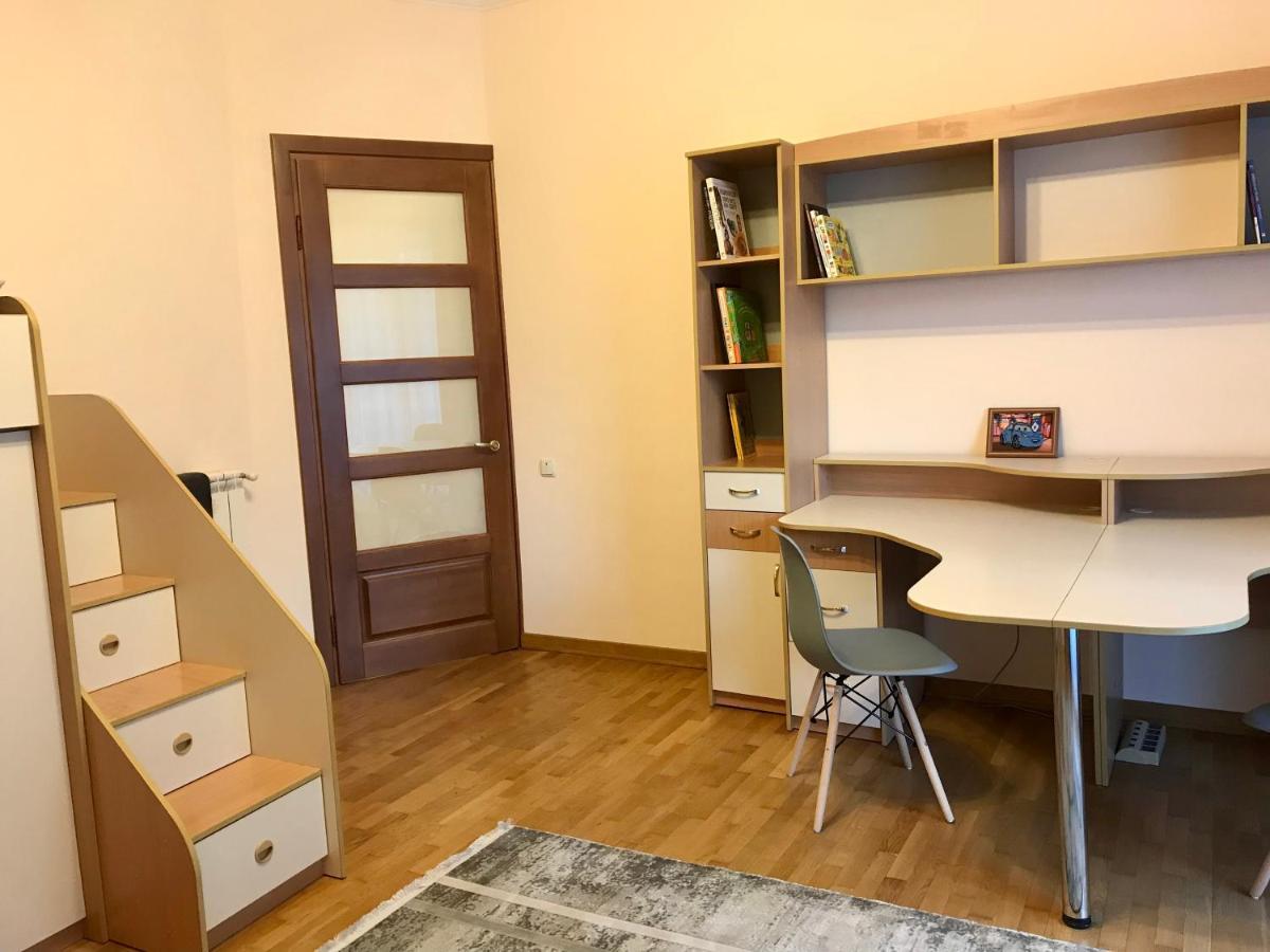 Family Apartment Near The University Чернивци Екстериор снимка